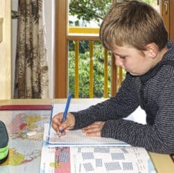 Pracovní koutek pro školáka: stůl, židle a světlo