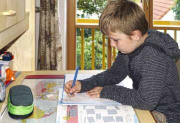 Pracovní koutek pro školáka: stůl, židle a světlo