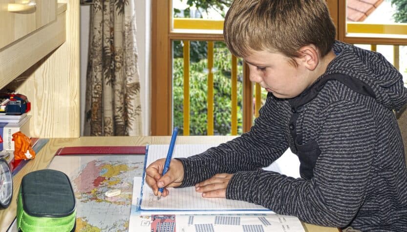 Pracovní koutek pro školáka: stůl, židle a světlo
